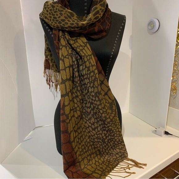 Animal print scarf with fringe. Scarf has a nice Sheen /sparkle. Approx. 64” - Picture 3 of 7